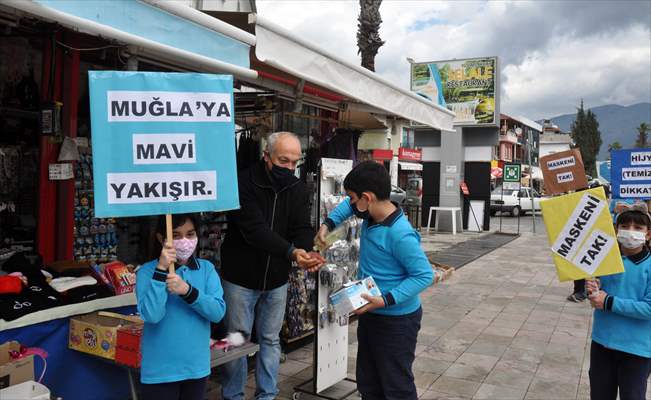 Muğla'da öğrenciler Türkçe ve İngilizce yazılı dövizlerle maske, mesafe ve hijyen uyarısında bulundu