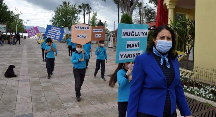 Muğla'da öğrenciler Türkçe ve İngilizce yazılı dövizlerle maske, mesafe ve hijyen uyarısında bulundu