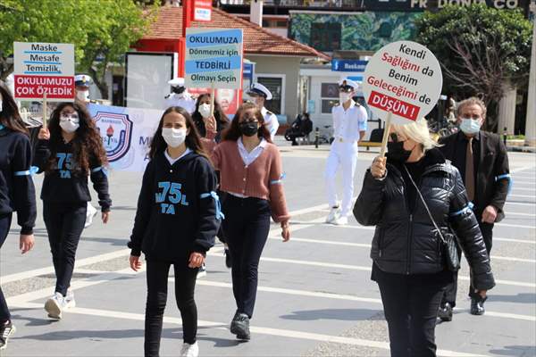 Muğla'da öğrenciler Türkçe ve İngilizce yazılı dövizlerle maske, mesafe ve hijyen uyarısında bulundu