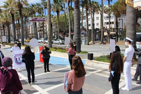 Muğla'da öğrenciler Türkçe ve İngilizce yazılı dövizlerle maske, mesafe ve hijyen uyarısında bulundu