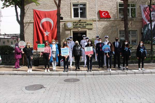 Muğla'da öğrenciler Türkçe ve İngilizce yazılı dövizlerle maske, mesafe ve hijyen uyarısında bulundu