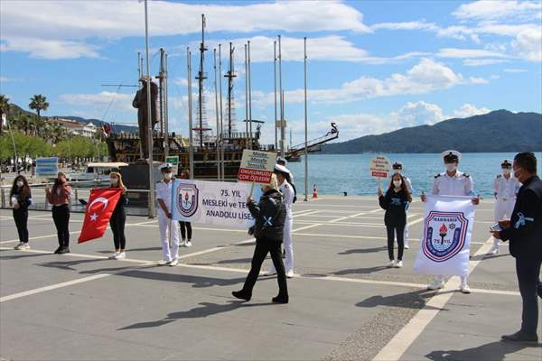 Muğla'da öğrenciler Türkçe ve İngilizce yazılı dövizlerle maske, mesafe ve hijyen uyarısında bulundu
