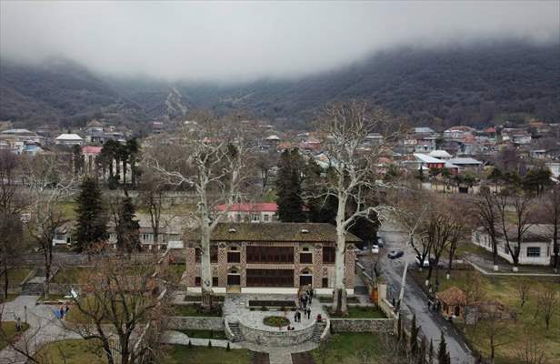 Azerbaycan'ın Dünya Kültür Mirası Listesi'ndeki Şeki Han Sarayı turist akınına uğruyor