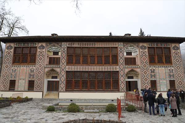 Azerbaycan'ın Dünya Kültür Mirası Listesi'ndeki Şeki Han Sarayı turist akınına uğruyor