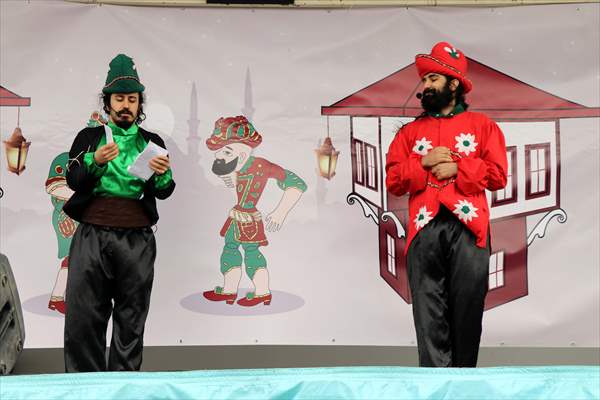 Karagöz ve Hacivat oyunuyla kırsalda yaşayan çocuklara Kovid-19 tedbirleri anlatılıyor