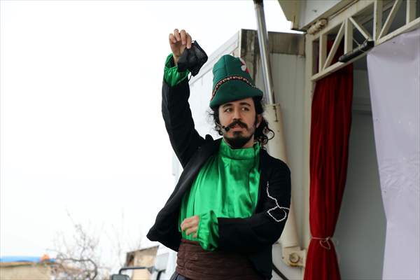 Karagöz ve Hacivat oyunuyla kırsalda yaşayan çocuklara Kovid-19 tedbirleri anlatılıyor