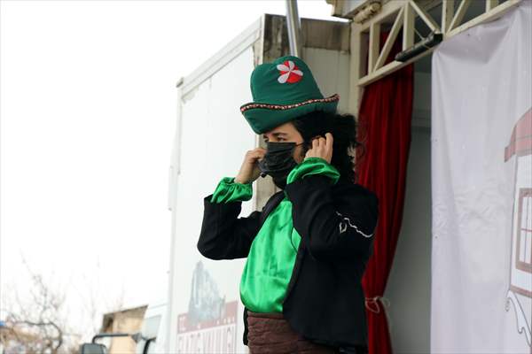 Karagöz ve Hacivat oyunuyla kırsalda yaşayan çocuklara Kovid-19 tedbirleri anlatılıyor