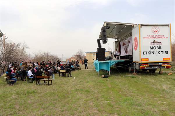 Karagöz ve Hacivat oyunuyla kırsalda yaşayan çocuklara Kovid-19 tedbirleri anlatılıyor