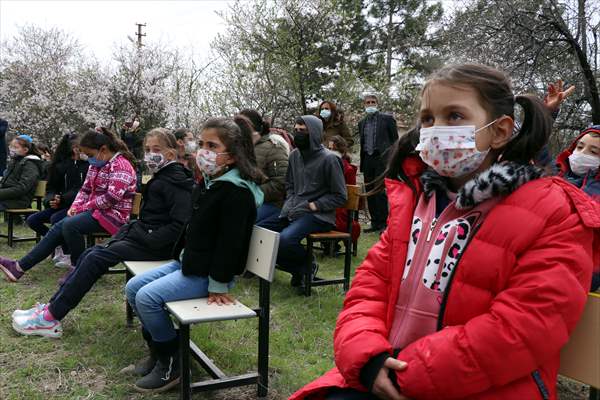 Karagöz ve Hacivat oyunuyla kırsalda yaşayan çocuklara Kovid-19 tedbirleri anlatılıyor