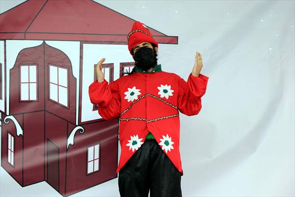 Karagöz ve Hacivat oyunuyla kırsalda yaşayan çocuklara Kovid-19 tedbirleri anlatılıyor