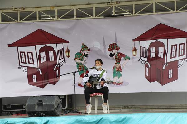 Karagöz ve Hacivat oyunuyla kırsalda yaşayan çocuklara Kovid-19 tedbirleri anlatılıyor