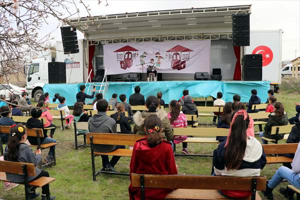 Karagöz ve Hacivat oyunuyla kırsalda yaşayan çocuklara Kovid-19 tedbirleri anlatılıyor