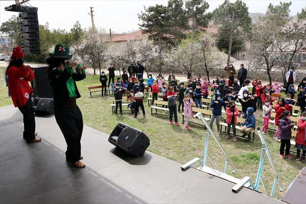 Karagöz ve Hacivat oyunuyla kırsalda yaşayan çocuklara Kovid-19 tedbirleri anlatılıyor