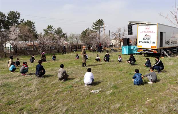 Karagöz ve Hacivat oyunuyla kırsalda yaşayan çocuklara Kovid-19 tedbirleri anlatılıyor