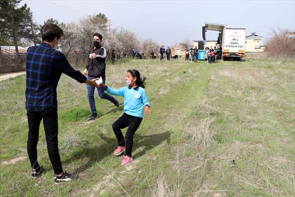 Karagöz ve Hacivat oyunuyla kırsalda yaşayan çocuklara Kovid-19 tedbirleri anlatılıyor