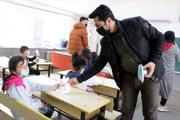 Karagöz ve Hacivat oyunuyla kırsalda yaşayan çocuklara Kovid-19 tedbirleri anlatılıyor