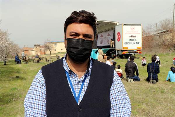 Karagöz ve Hacivat oyunuyla kırsalda yaşayan çocuklara Kovid-19 tedbirleri anlatılıyor