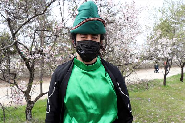 Karagöz ve Hacivat oyunuyla kırsalda yaşayan çocuklara Kovid-19 tedbirleri anlatılıyor