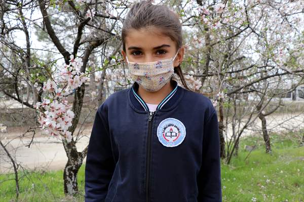 Karagöz ve Hacivat oyunuyla kırsalda yaşayan çocuklara Kovid-19 tedbirleri anlatılıyor