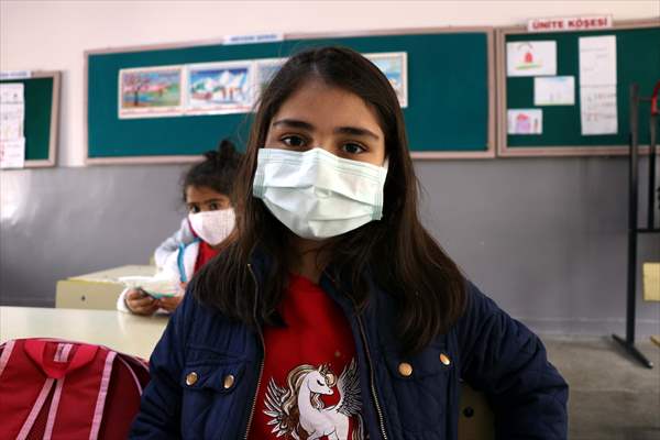 Karagöz ve Hacivat oyunuyla kırsalda yaşayan çocuklara Kovid-19 tedbirleri anlatılıyor