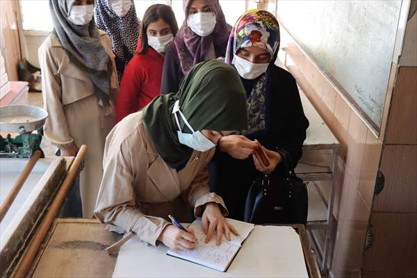 Adıyaman'da gönüllü kadınlar "zimem defteri" ile 500 bin liraya yakın borç kapattı