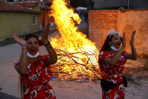 Romani people in Turkey celebrate Kakava