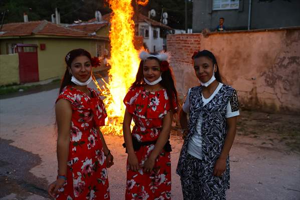 Romani people in Turkey celebrate Kakava