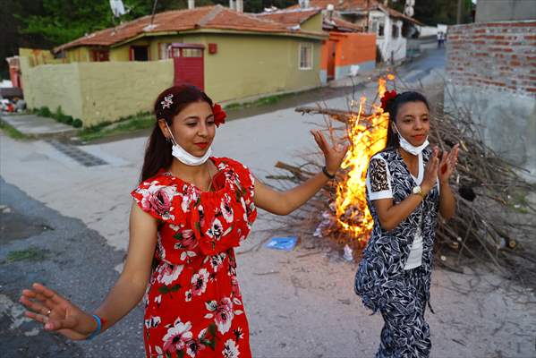 Romani people in Turkey celebrate Kakava
