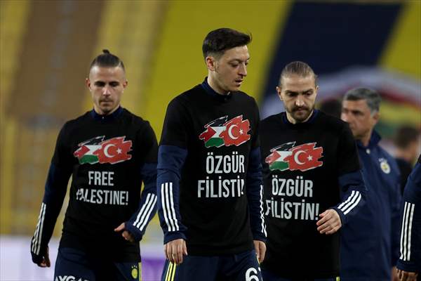 Players of Fenerbahce and Demir Grup Sivasspor wear t-shirts to support Palestinians