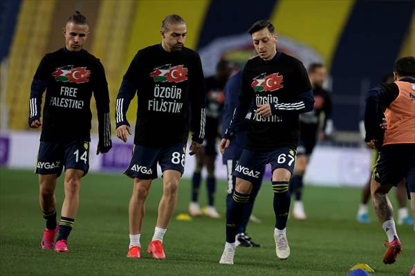 Players of Fenerbahce and Demir Grup Sivasspor wear t-shirts to support Palestinians
