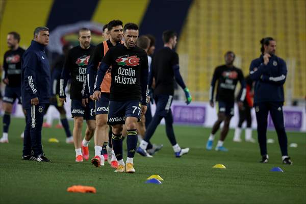 Players of Fenerbahce and Demir Grup Sivasspor wear t-shirts to support Palestinians