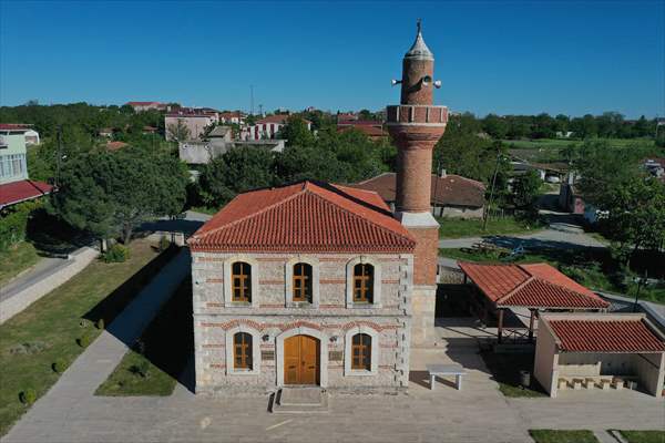 Tekirdağ'daki Kurtdere Camisi mimarisiyle ilgi çekiyor