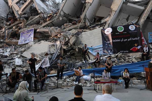 Palestinian musicians in Gaza perform concert in front of debris of buildings