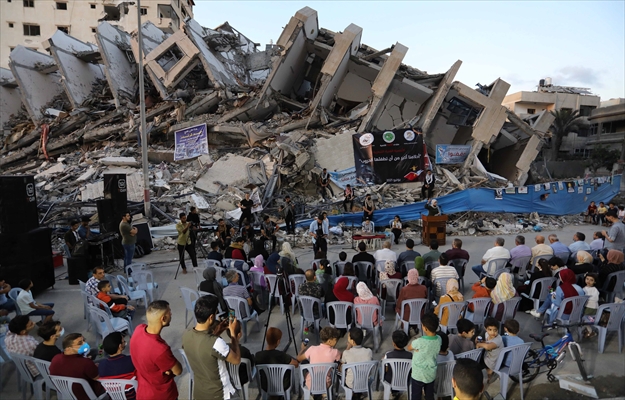 Palestinian musicians in Gaza perform concert in front of debris of buildings