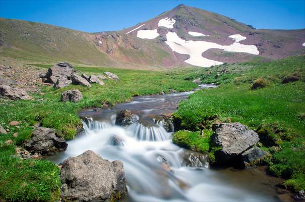 Tunceli'deki 3 bin 500 rakımlı "Elmalı Yaylası" doğal güzellikleriyle göz kamaştırıyor