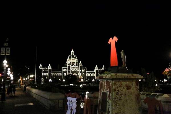 Captain Cook statue in Victoria pulled down