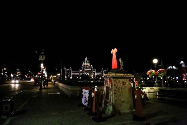 Captain Cook statue in Victoria pulled down