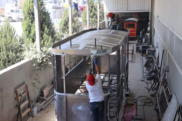 Denizli'de elektrikli gezinti araçları üreten iş insanı, evlenen kızı için elektrikli faytondan gelin arabası yaptı