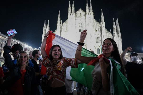 Italians celebrate the EURO 2020 trophy