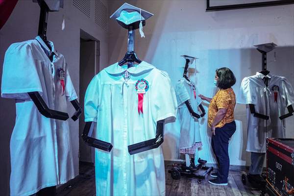 Cyber Graduation Robots in Philippines