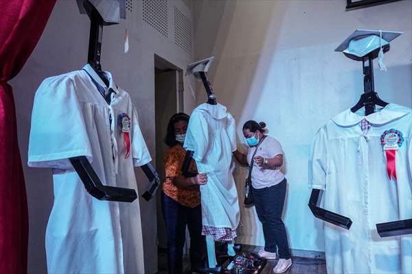 Cyber Graduation Robots in Philippines