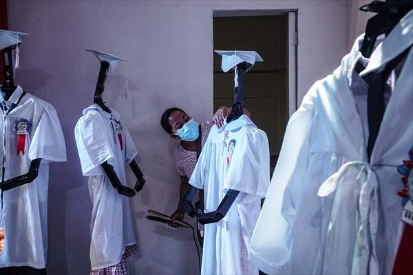 Cyber Graduation Robots in Philippines