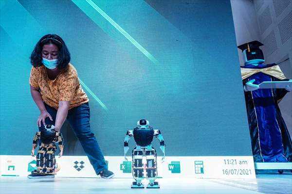 Cyber Graduation Robots in Philippines