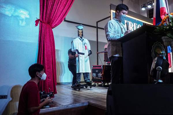 Cyber Graduation Robots in Philippines