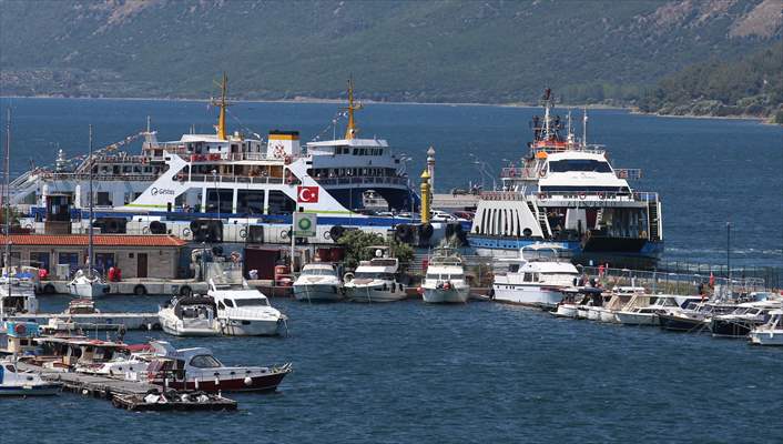 Çanakkale'deki feribot iskelelerinde tatilcilerin dönüş yoğunluğu erken başladı