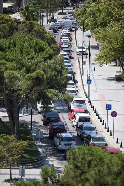 Çanakkale'deki feribot iskelelerinde tatilcilerin dönüş yoğunluğu erken başladı