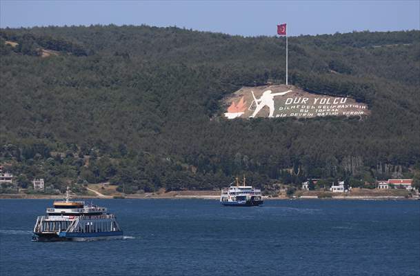 Çanakkale'deki feribot iskelelerinde tatilcilerin dönüş yoğunluğu erken başladı