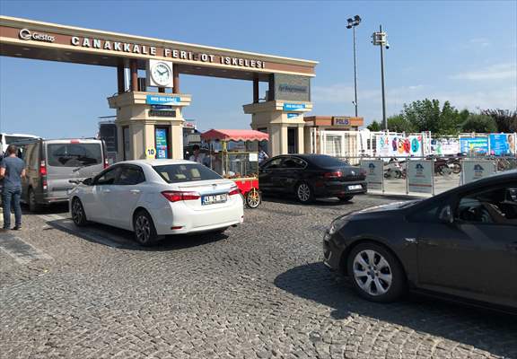 Çanakkale'deki feribot iskelelerinde tatilcilerin dönüş yoğunluğu erken başladı