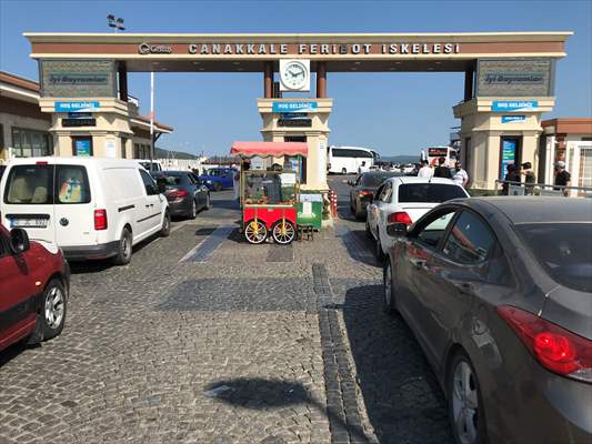 Çanakkale'deki feribot iskelelerinde tatilcilerin dönüş yoğunluğu erken başladı