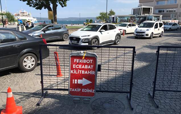 Çanakkale'deki feribot iskelelerinde tatilcilerin dönüş yoğunluğu erken başladı